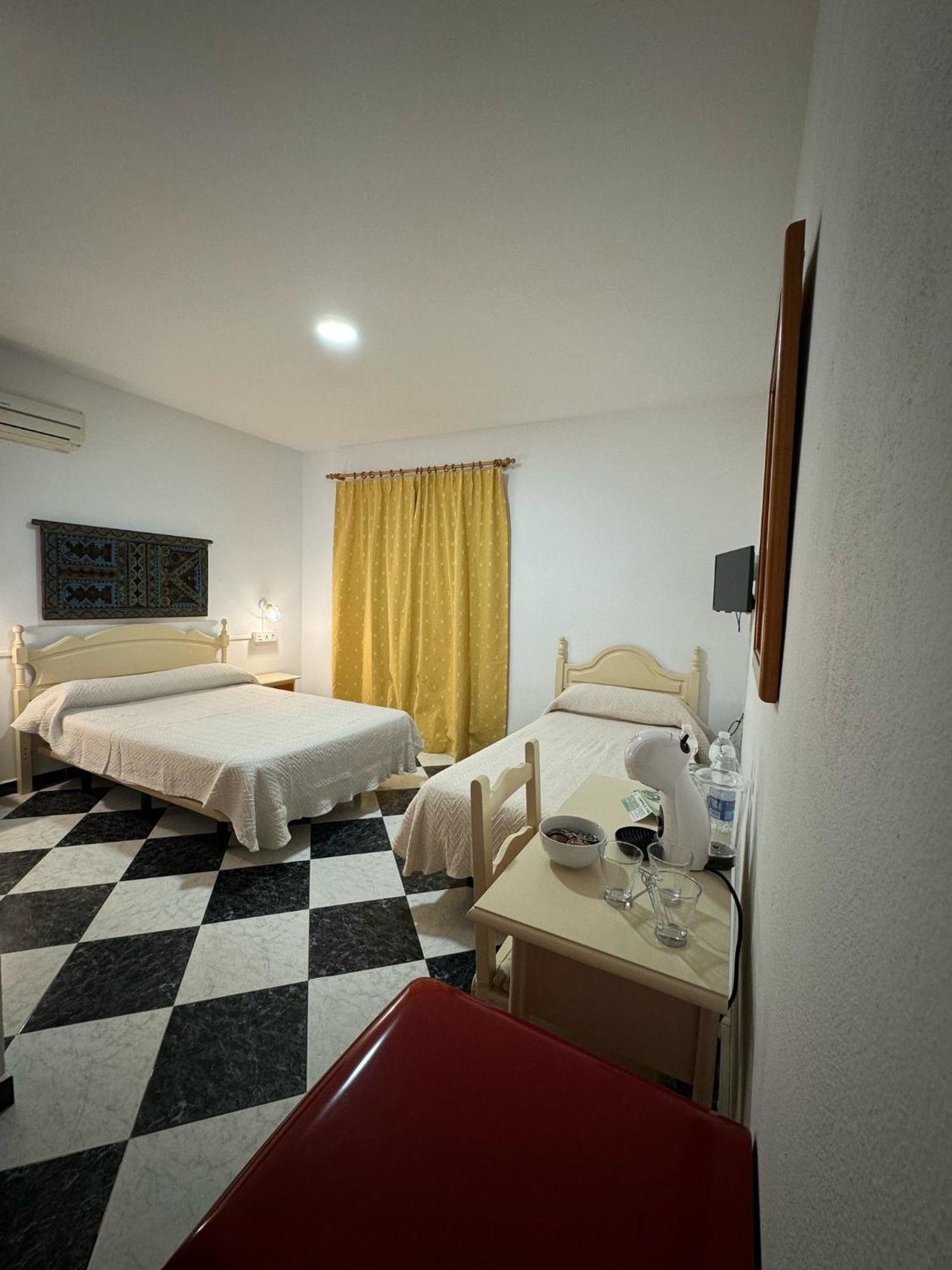 Hostal Los Rosales Conil De La Frontera Exterior foto
